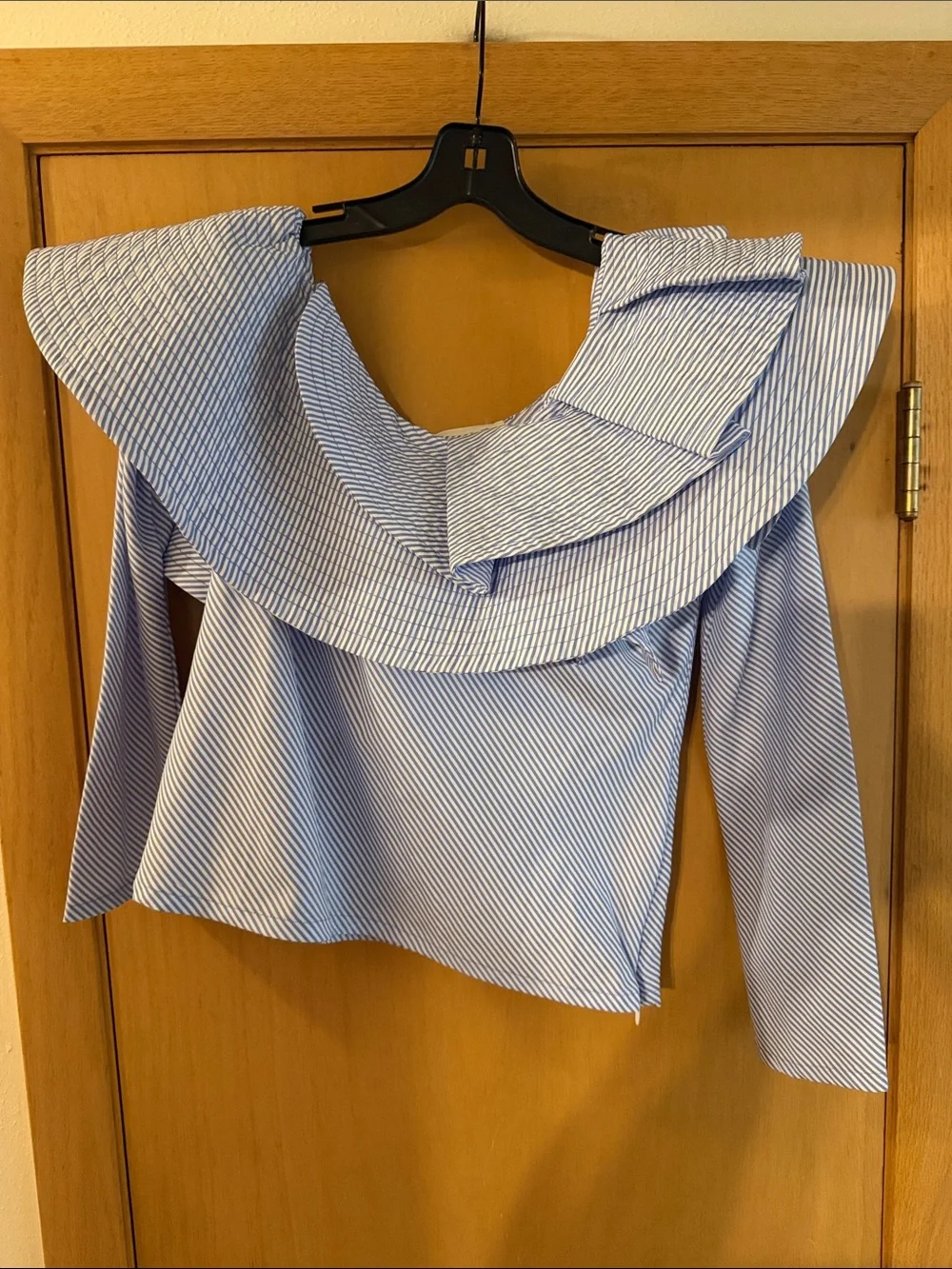 Luxe Stylekeepers Women’s Striped Ruffle Off-Shoulder Top Nautical Blue Medium - Picture 2 of 10